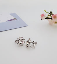 Load image into Gallery viewer, AY0052-1 15mm Small Daisy Earrings (Clip-ons)