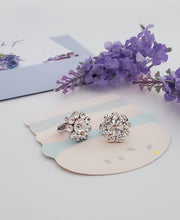 Load image into Gallery viewer, AY0052-1 15mm Small Daisy Earrings (Clip-ons)