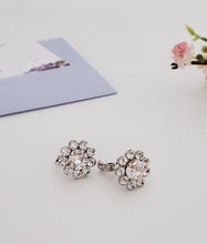 Load image into Gallery viewer, AY0052-1 15mm Small Daisy Earrings (Clip-ons)