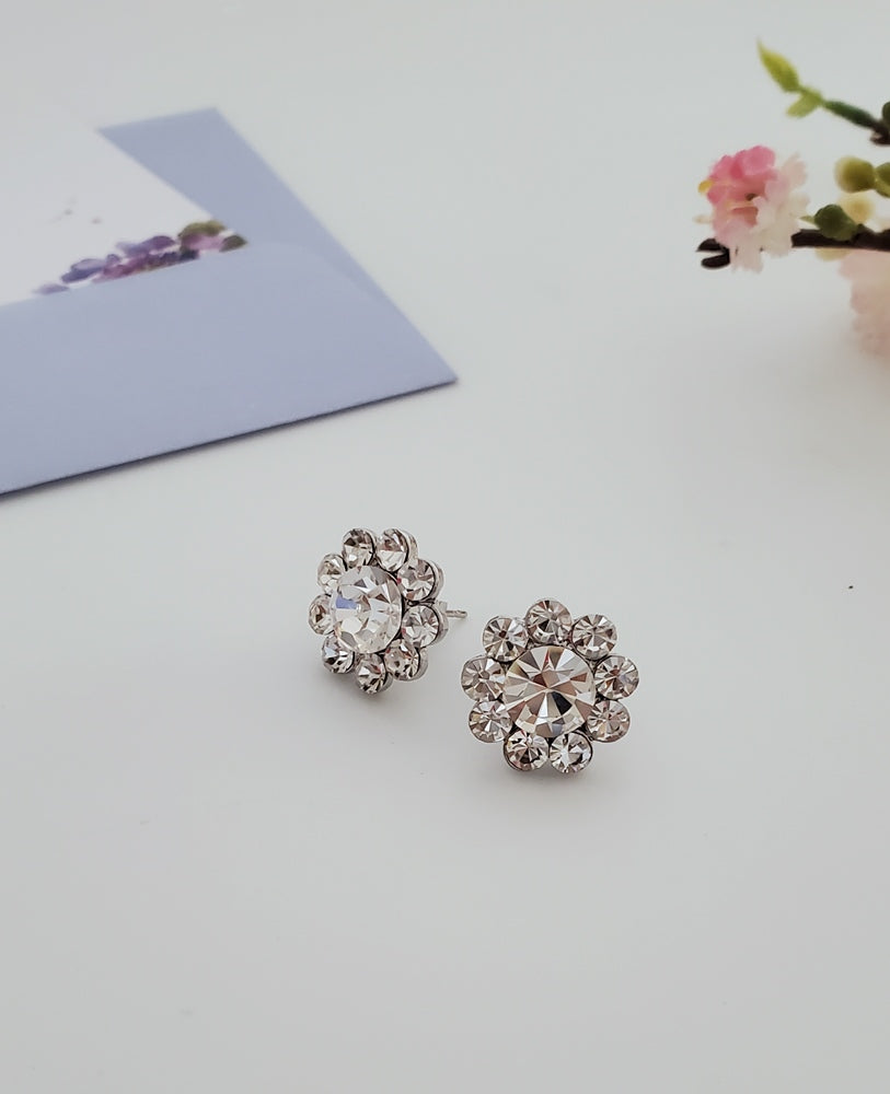 AY0052 15mm Small Daisy Pierced Earrings by FH2