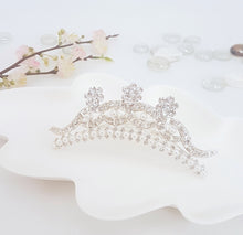 Load image into Gallery viewer, TR0190 Crystal and Pearl Flower Tiara
