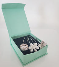 Load image into Gallery viewer, White Flower Hair Pins with Mint Green Box
