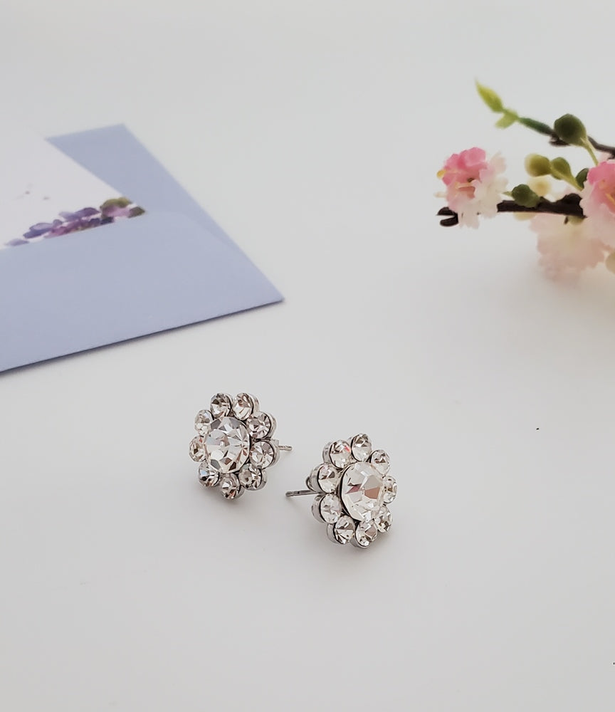 AY0052 15mm Small Daisy Pierced Earrings by FH2