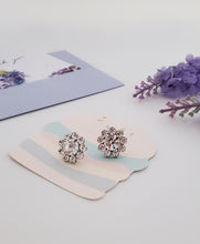 Load image into Gallery viewer, AY0052 15mm Small Daisy Earrings (Pierced)
